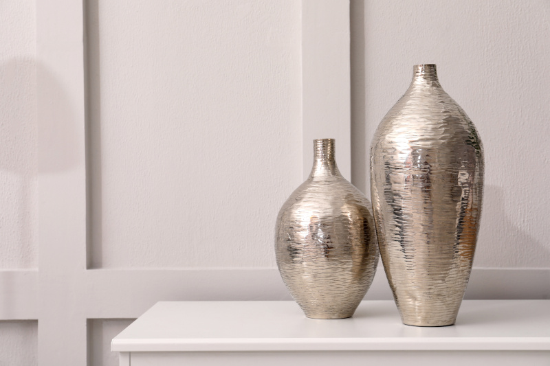 Zwei silberne Vasen