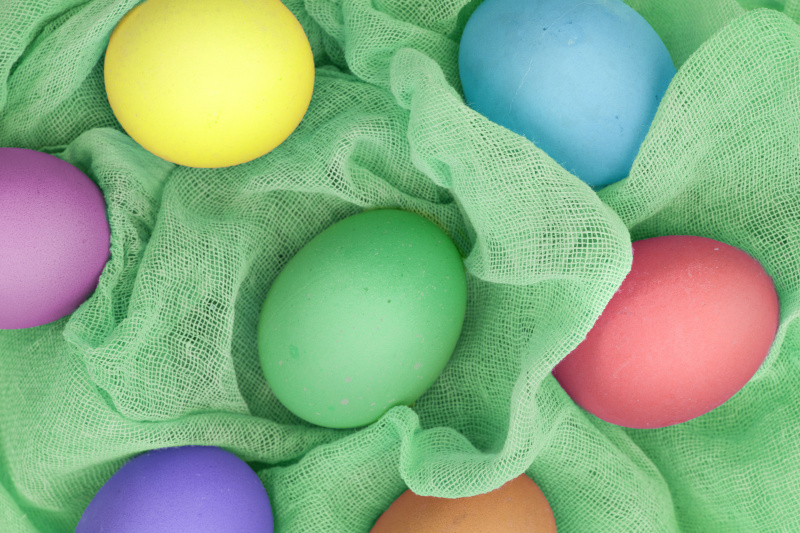 Bunte Eier auf grünem Tuch